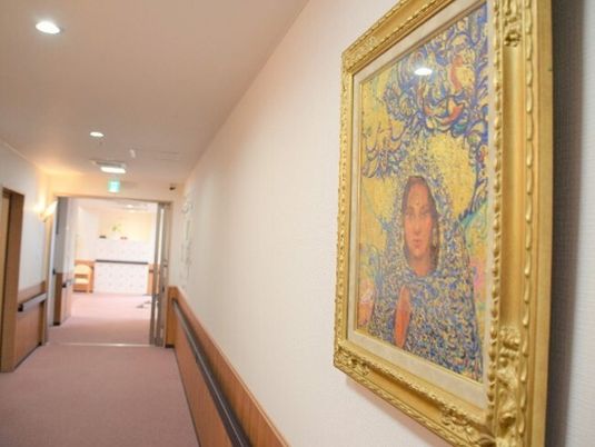 絵画飾られた廊下