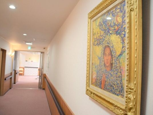 絵画飾られた廊下
