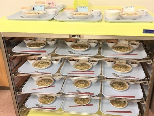 食事準備完了の食堂