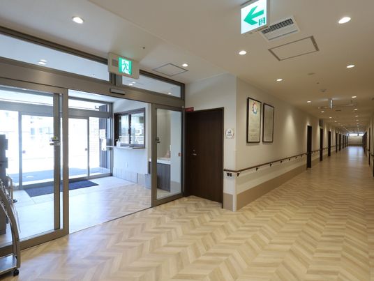 明るく広々とした廊下