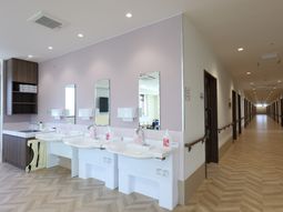 清潔な洗面台と廊下