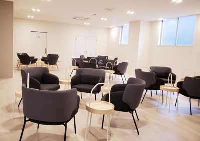 明るいラウンジ