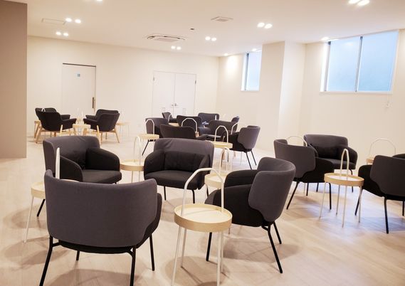 モダンで開放的なラウンジ