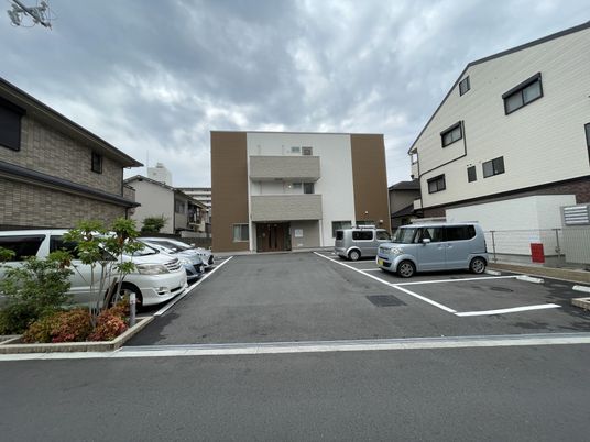 明るい建物の外観
