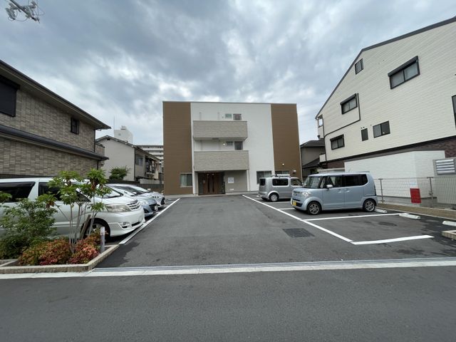 明るい建物の外観 外観 広々とした駐車場を備えた清潔感のある建物です。働く環境として魅力的な空間が広がっています。