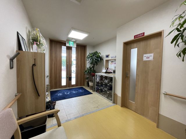 清潔なエントランス風景 玄関 温かみのある木目調のエントランスです。出入りしやすい設計で、明るく開放的な空間を実感していただけます。