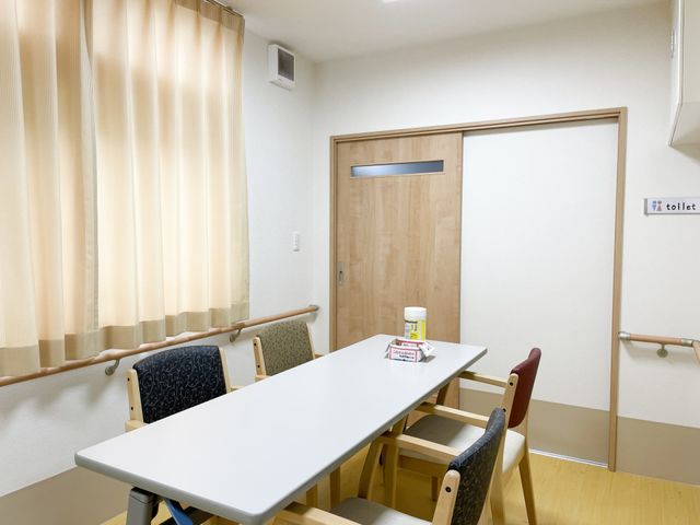 清潔なダイニングテーブル サポート ゆとりあるスペースの食事スペースです。手すりが設置され、十分な広さのあるドアで安全性にも配慮しています。