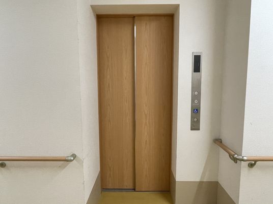 バリアフリーのエレベーター入口