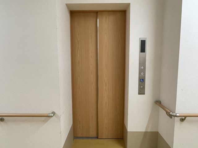 バリアフリーのエレベーター入口 エレベーター 手すりが整ったエレベーター周辺は、バリアフリー設計で安全に利用できます。動線を考慮した設計で、日々の移動が快適に行えます。
