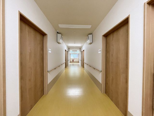 清潔な廊下 廊下 手すりが設置された明るい廊下です。快適にご勤務いただける環境が整っています。