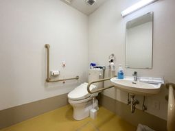 バリアフリー設計のトイレ