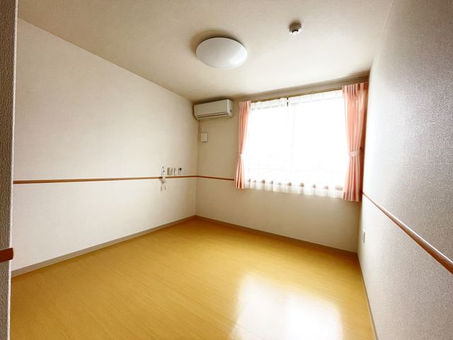空の部屋の明るい窓辺 居室 採光豊かな清潔感のある個室です。新たな職場として、心地よい空間の提供を目指しませんか。