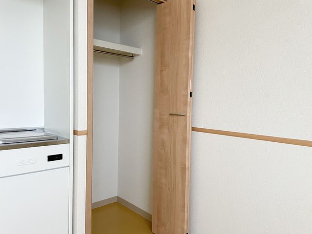 清潔な居室の一角 収納 ミニキッチン付きの居室です。個人の配慮が施された空間で、日々の快適な生活をサポートします。