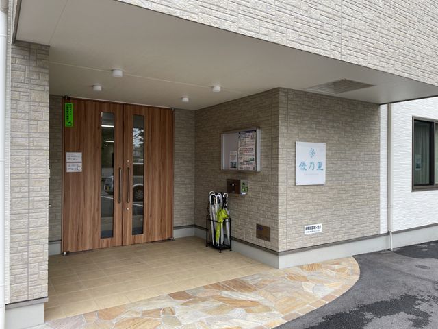 エントランスの入口部分 エントランス 清潔感のあるエントランスは、案内掲示も整っており、スタッフや来訪者の方々が安心して利用できるようになっています。