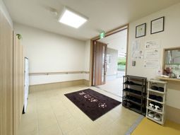 エントランスの明るい空間