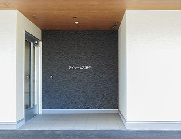 落ち着いた色合いの入口