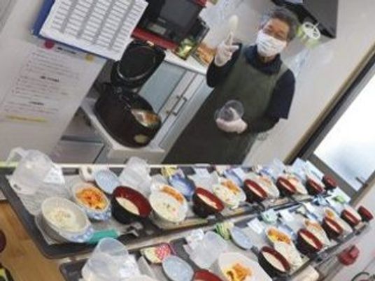 キッチンで食事準備