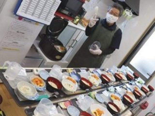 キッチンで食事準備 キッチン 栄養バランスの取れた食事を丁寧に準備。この空間でクオリティの高いサービスに携われます。