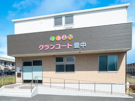 明るい外観の建物前  