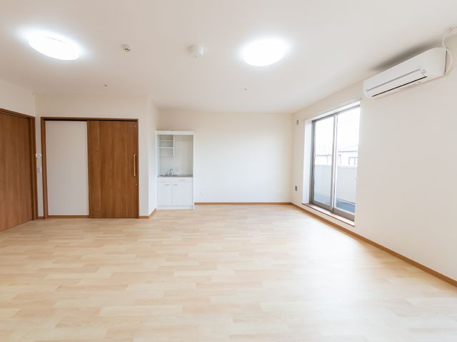 広々とした洋室の空間 居室 明るく開放感のある洋室です。木の温もりを感じるフローリングが、ゆったりとした生活を支えます。