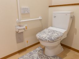 手すり付きの清潔なトイレ