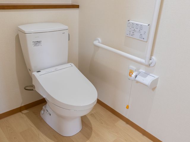 バリアフリートイレ設備 トイレ 安全性を考慮したトイレです。手すりやコールボタンが整備され、利用する方のサポートが考えられています。