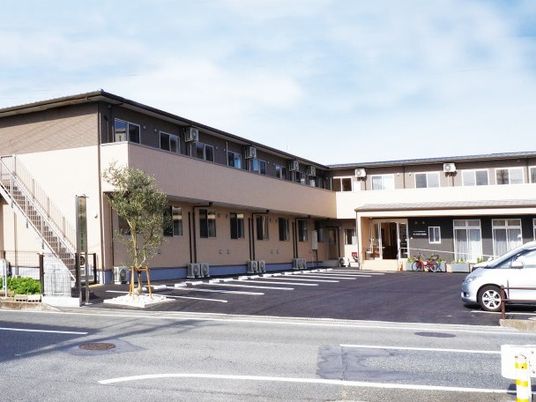 施設の外観と駐車場  