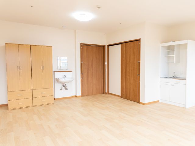 広々とした明るい居室 居室 ゆとりある空間の居室は、シンプルで機能的な設計です。個々のニーズに合わせた生活が送れるようになっています。