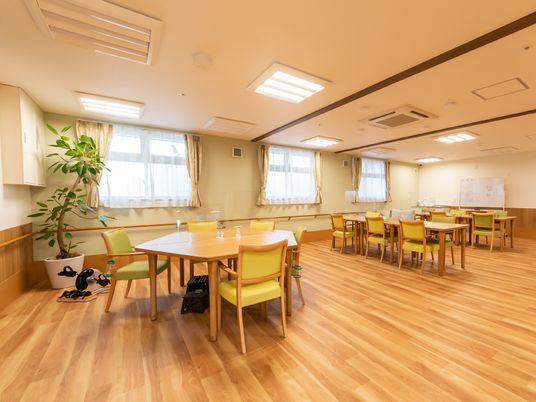 明るく広々とした食堂