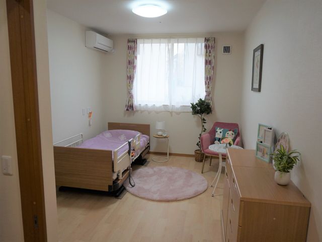 居心地の良い居室空間 居室 明るく清潔な個室で、落ち着いた色合いの家具が配されており、快適にお過ごしいただける環境です。