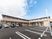 広々とした駐車場の外観
