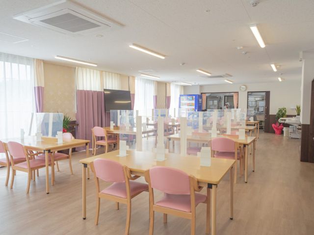 開放的なダイニングルーム ダイニングルーム 自然光がたっぷり入る広々としたダイニングルームです。リラックスしながら食事が楽しめます。