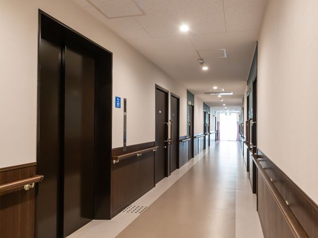 静かな廊下 廊下 通路は明るく、手すりが両側に設置されており、安全に配慮されています。