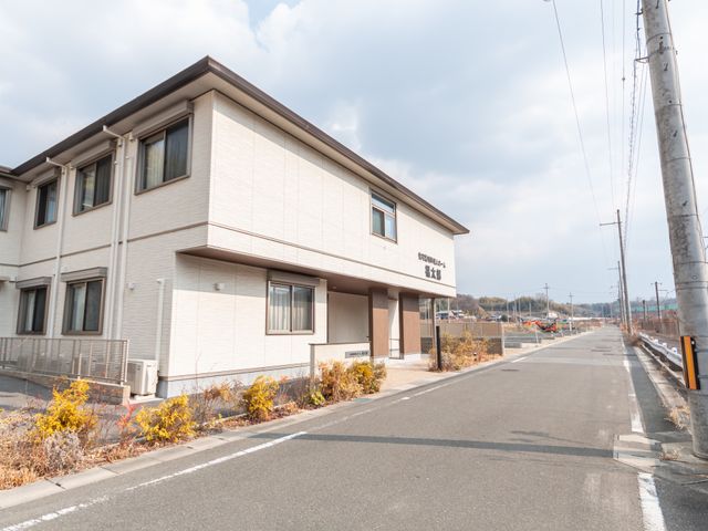 施設外観 外観 広々とした環境に位置し、自然豊かな景色の中に佇む施設です。静かな場所で落ち着いて働けます。