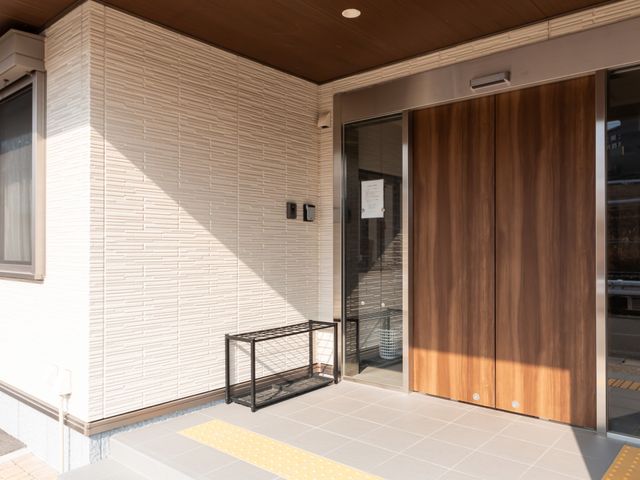 優しい陽光の外観 エントランス 広いエントランスは、自然光がたっぷり入り落ち着いた雰囲気です。
