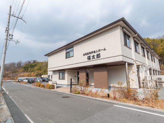 温かみのある外観 外観 自然に囲まれた建物は、落ち着いた雰囲気を感じられます。車通りが少ない静かな環境です。