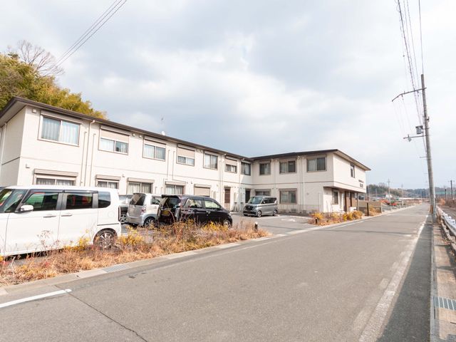 施設の外観 外観 車いすでも安心して移動できるように、広めの駐車スペースが確保されています。