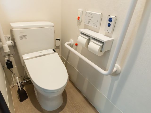 使いやすいトイレ トイレ 安全性を考慮した手すりが設置された快適な空間です。高齢者の方も安心して利用できます。
