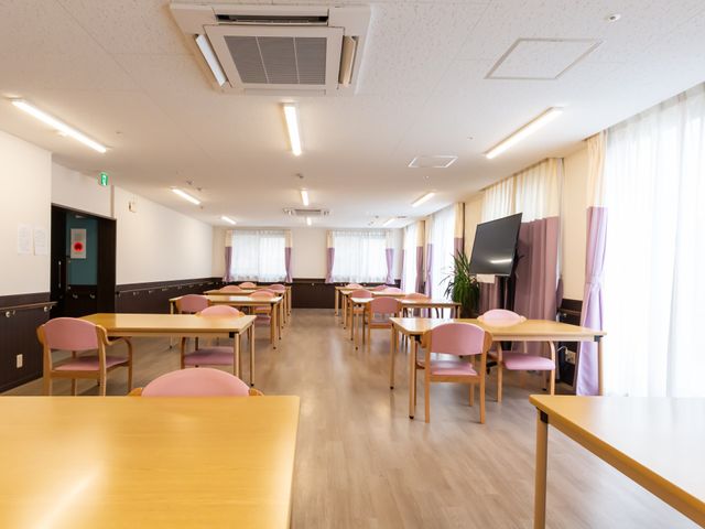 落ち着いたダイニングルーム ダイニングルーム 広々としたテーブルと椅子が整然と配置された空間では、和やかな食事会話が楽しめます。