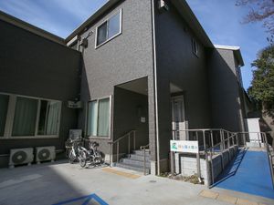 明るい建物のエントランス
