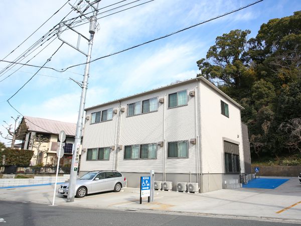 白い壁の建物と青空