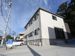 明るい外観の建物