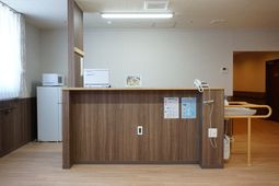受付カウンターと待合室