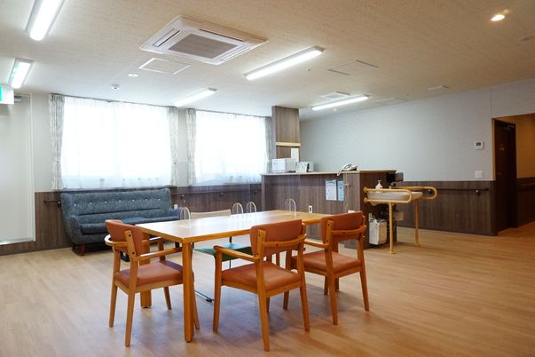 共有スペースの明るい居室