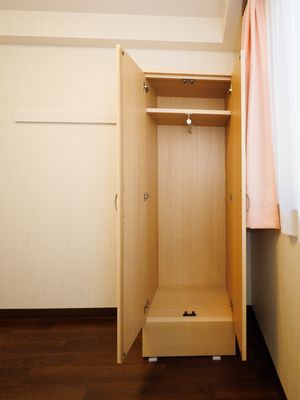開いた木製クローゼット