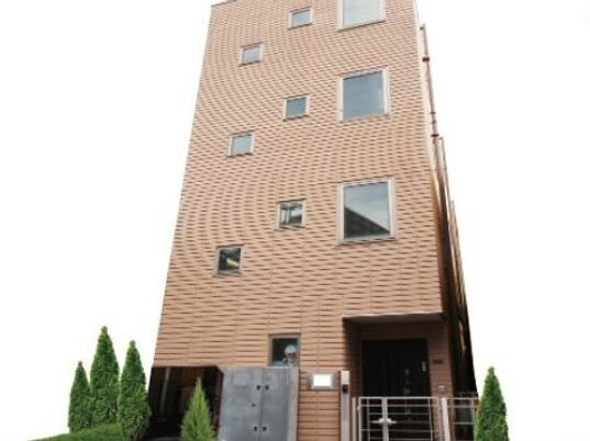 茶色の建物の外観
