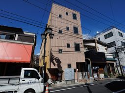街角にあるモダンな建物