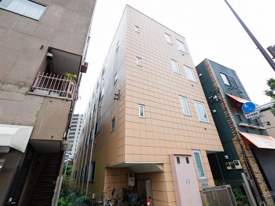 ベージュの建物の外観