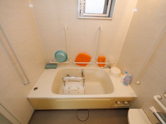 バリアフリー設計の浴室