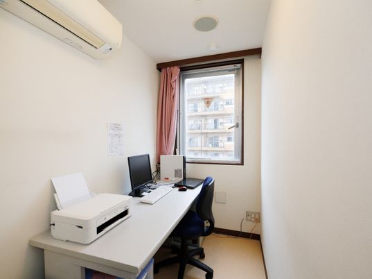 小さな事務室の様子